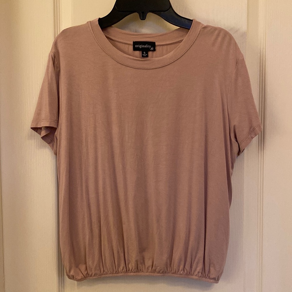 Used Like New.  Earth tone rose color.  Cinched bottom.